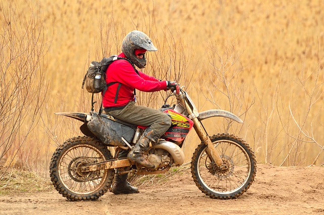 The built-in lens of a phone's camera can potentially be at risk of damage when riding a motorcycle？