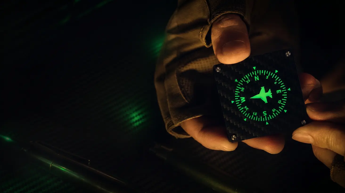 FANAUE 發光士氣章:一款現已在 Kickstarter 群眾募資的可充電碳纖維徽章_2