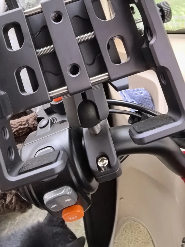 顧客評價圖片： FANAUE 摩托車手機支架，適配5.5-7英寸智能手機，相容RAM支架B尺寸雙插座臂，以及自行車、摩托車手機固定架