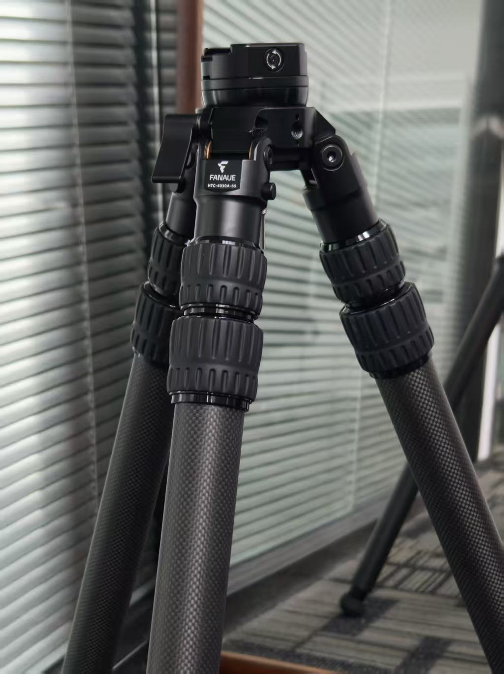 Customer review image for FANAUE HTC-4030A-65 Inverted Carbon Fiber Tripod With 65mm Integrated Half-Ball Leveling Base, 3 Section 25kg Load